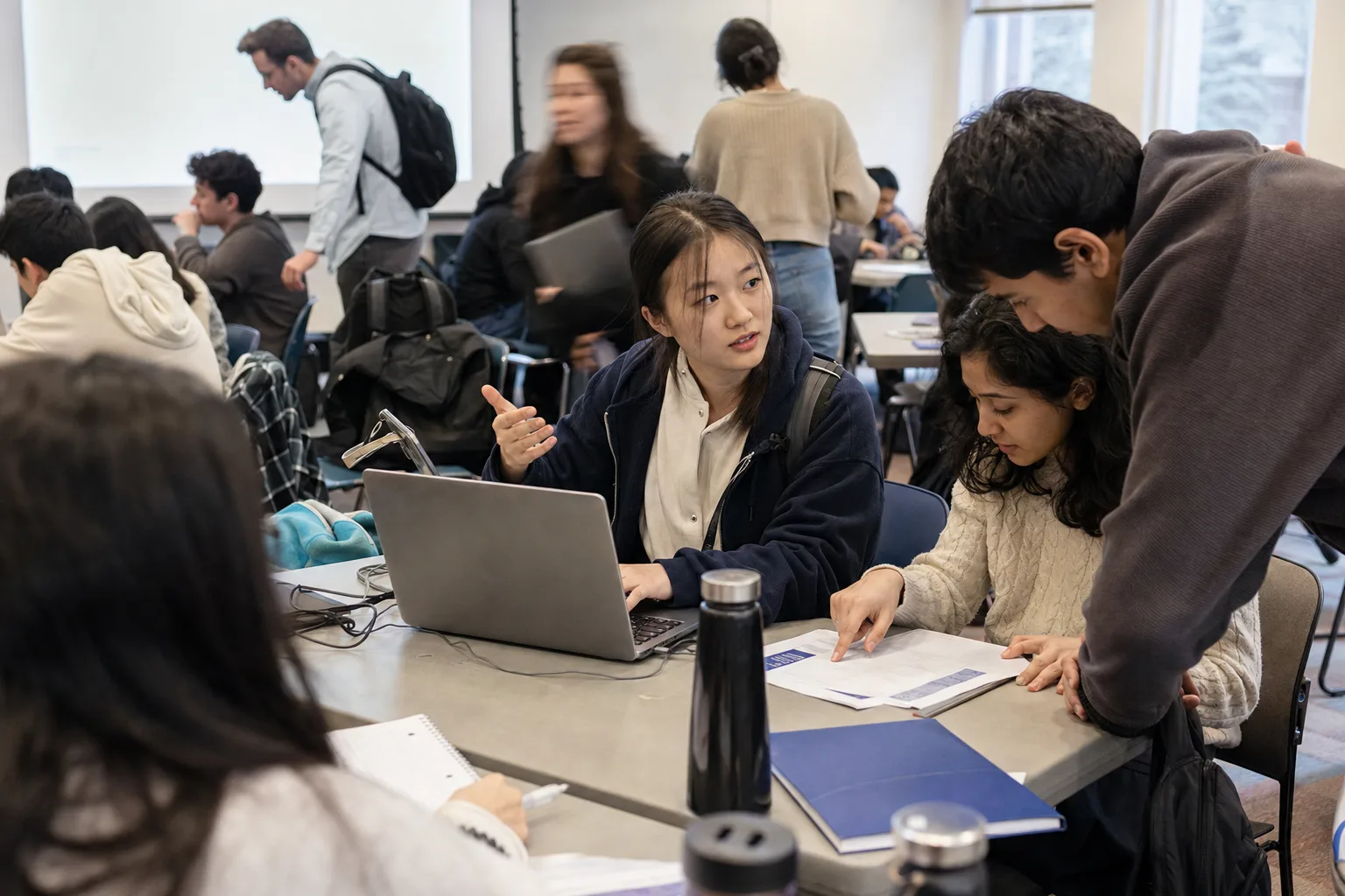国际学生在大学迎新电脑工作坊中共同处理入学事项